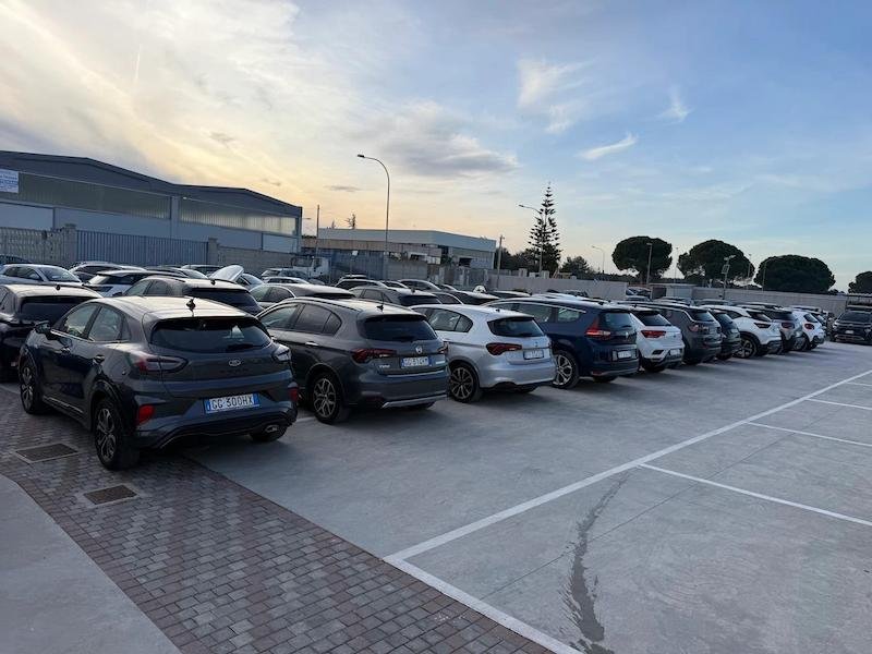 Il piazzale con le auto in esposizione